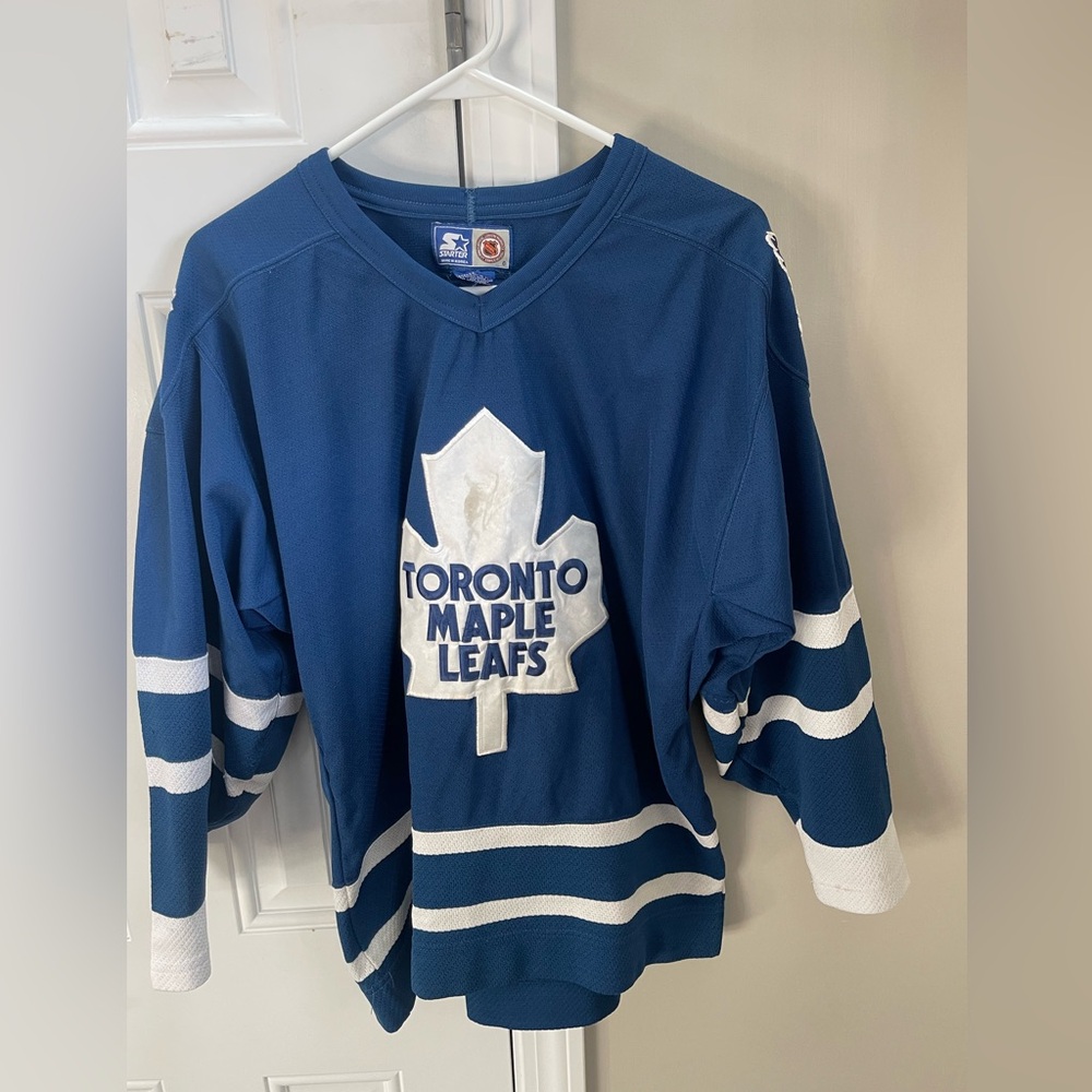 Toronto Maple Leafs vintage 90s starter brand Hockey Jersey. Size M